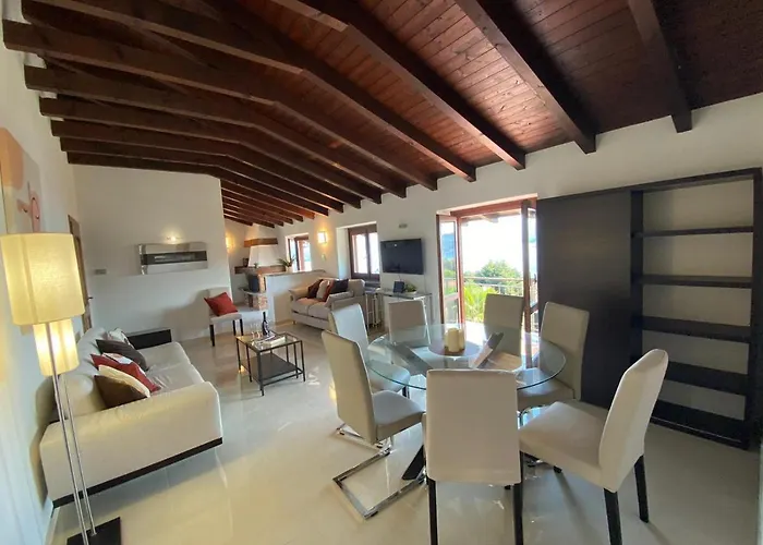 Penthouse Andrea 메이나